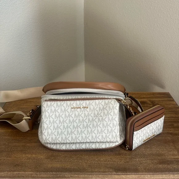 Michael Kors Logo Sling Pack - Picture 2 of 4